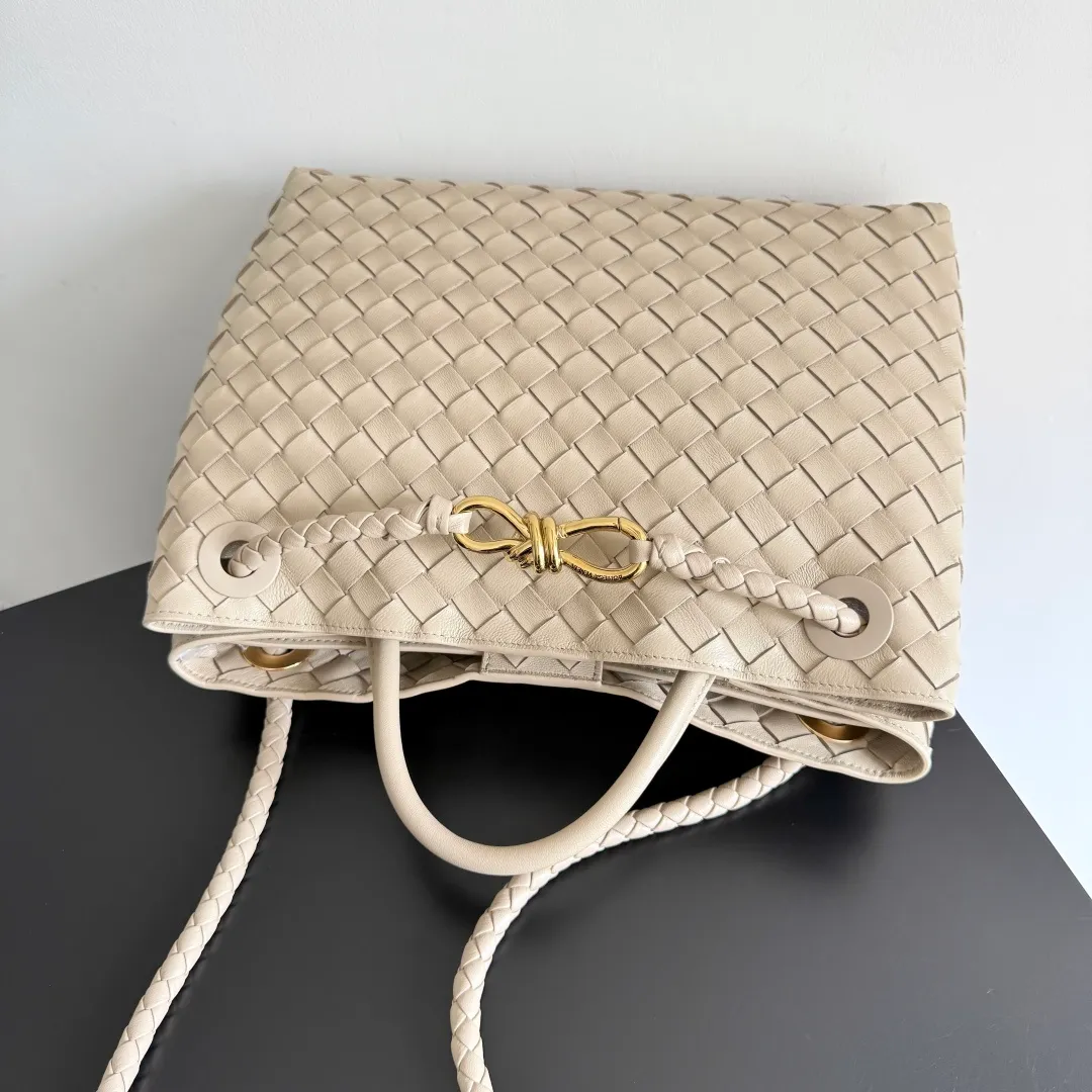 The 2023 new Andiamo batch of 2260 BV has been shipped‼ ️Really popular🔥The new Andiamo woven handbag launched by Bottega Veneta this season is really popular all over the world! ! Celebrities at home and abroad have worn it, and Oscar-winning actress Michelle Yeoh has taken it out on the street. Song Jia, Trai Yara, Yu Feihong, Sanji Ayaka, Rosie Hunting-Whiteley, Yoshioka Riho, etc. have all picked up this bag. It is classic and versatile, showing off its temperament, and the bag capacity is also large, which is very convenient for daily commuting! ! A variety of carrying methods, the shoulder straps can be adjusted by yourself, the original lambskin feels soft and delicate, and the neutral style is made to break gender boundaries and bring a more practical and long-lasting use experience. Andiamo, which has both elegant and casual styles, perfectly interprets the true appearance of "fashionable old money style". Style number: 743572 Size: 32*24*12